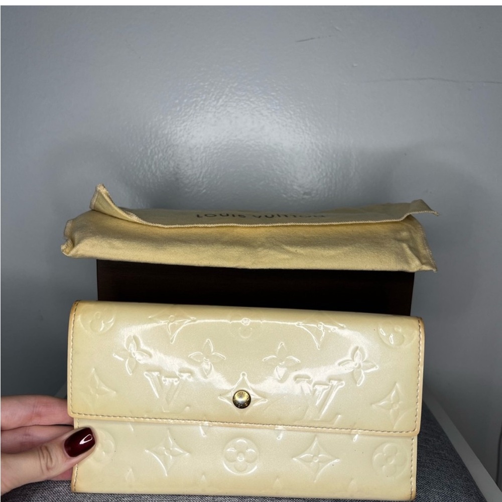 Louis Vuitton Sarah Patent
Leather Wallet  full enclosure : box  and dust bag